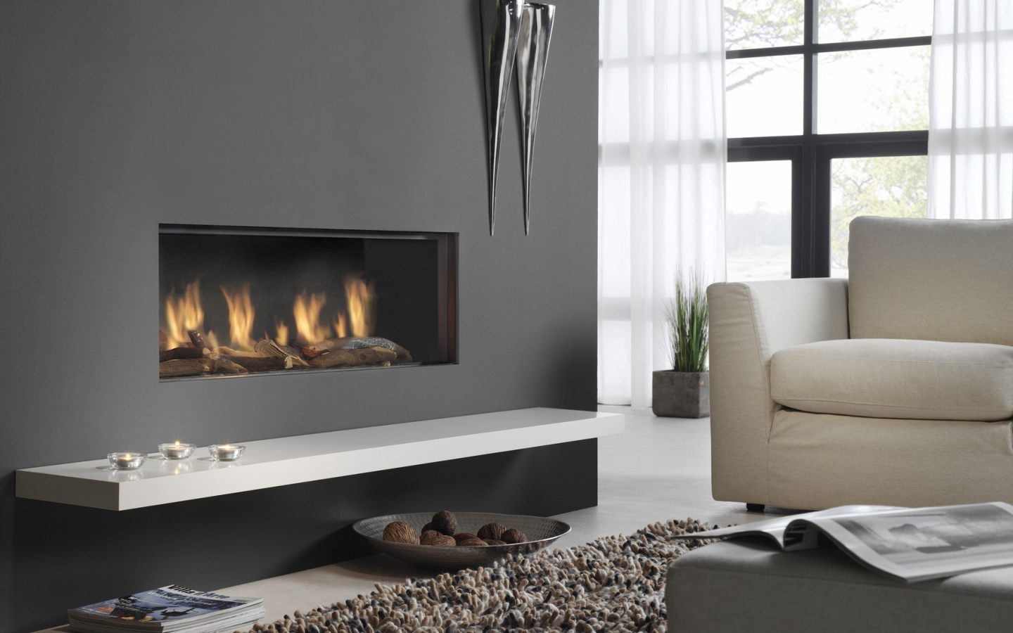 Горящий камин гостиной