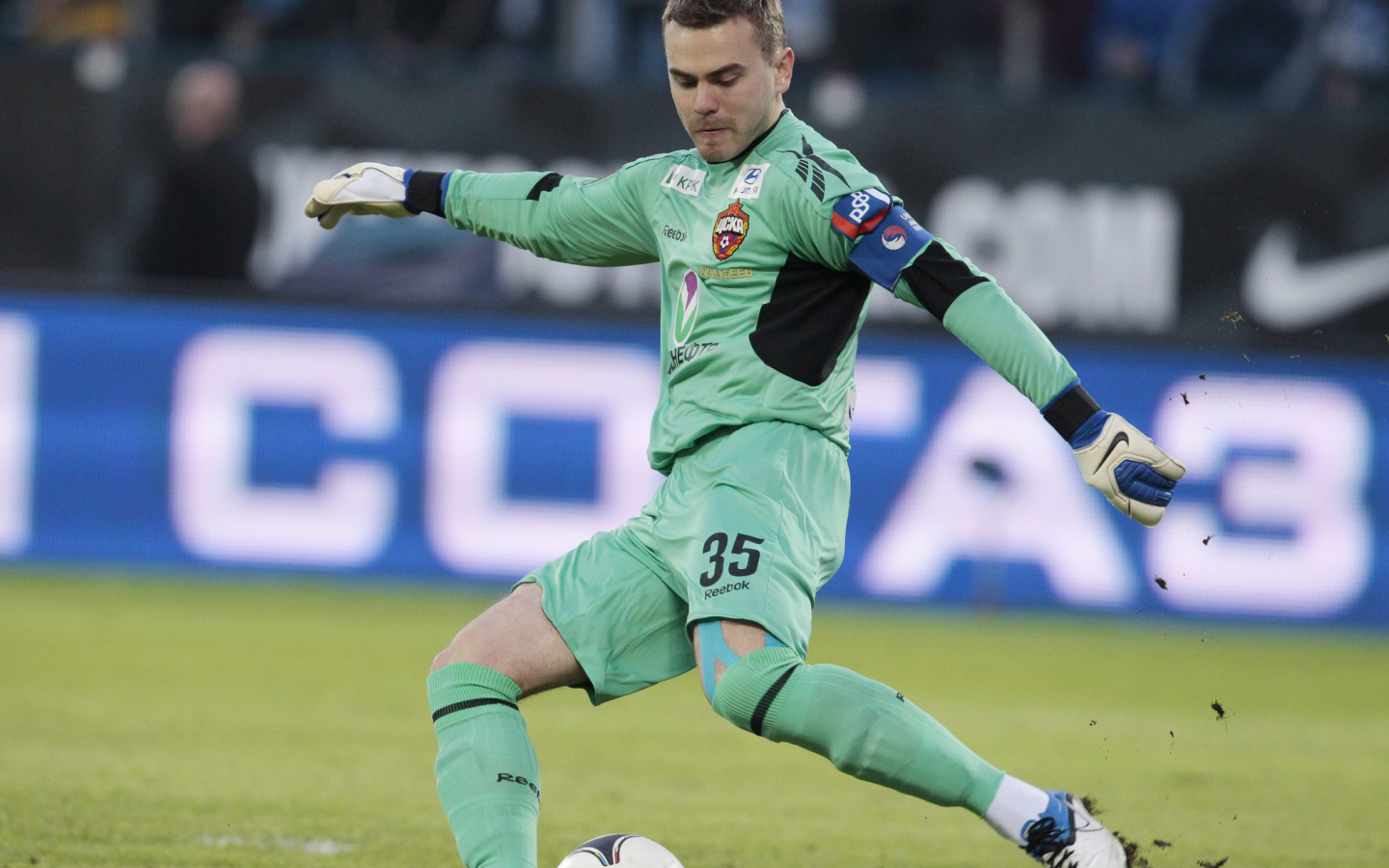 Вратарь ЦСКА Игорь Акинфеев бьет по мячу