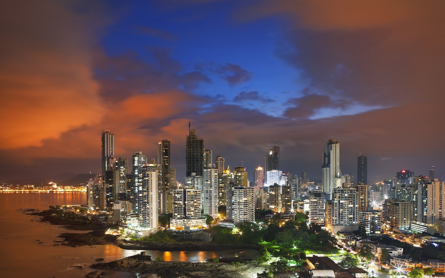 Город Панамы вечером