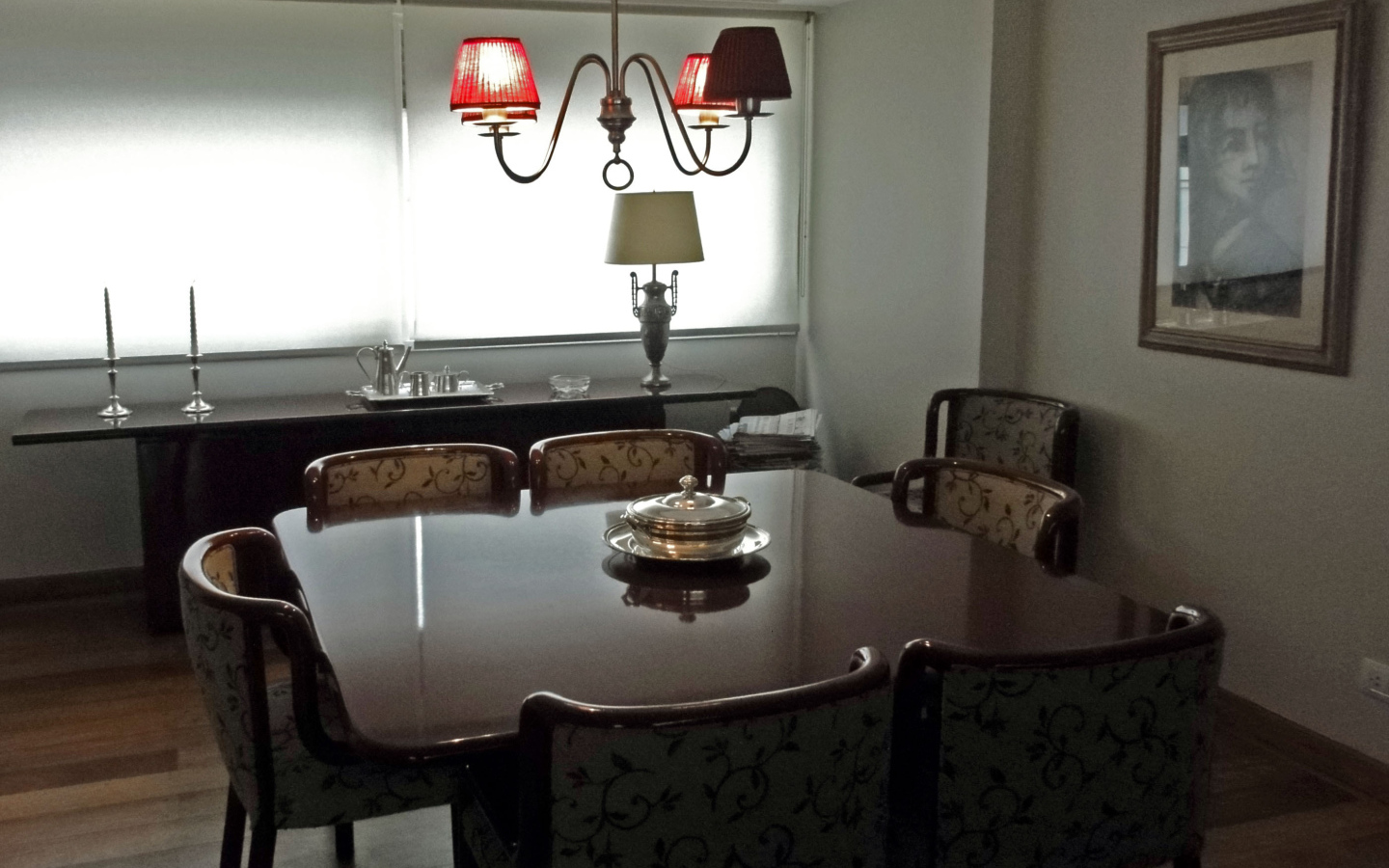 Блюдо на столе в столовой