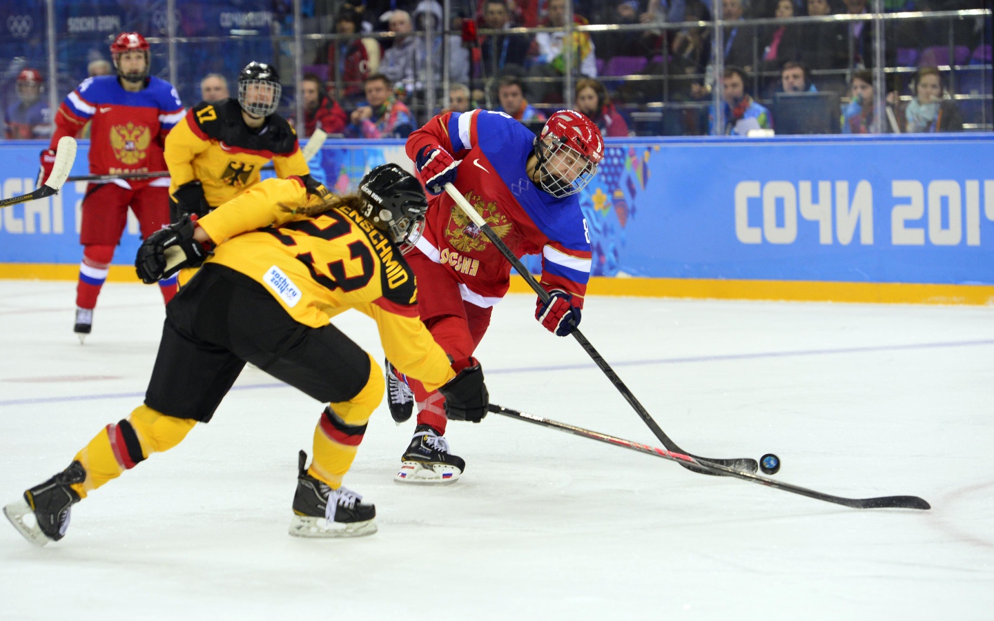 Борьба за шайбу в хоккее на Олимпиаде в Сочи