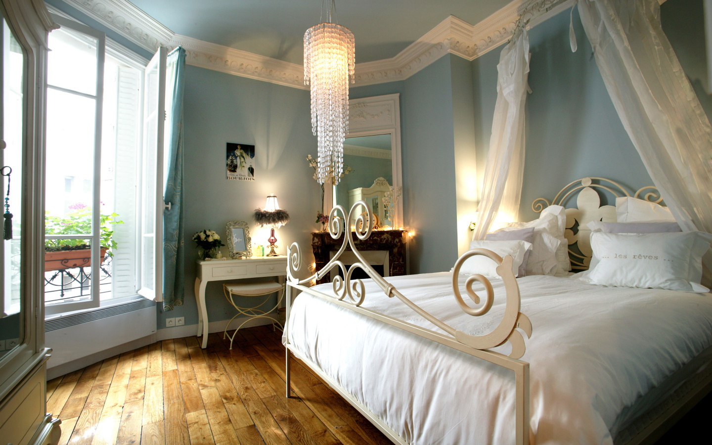 Кровать с балдахином в спальне