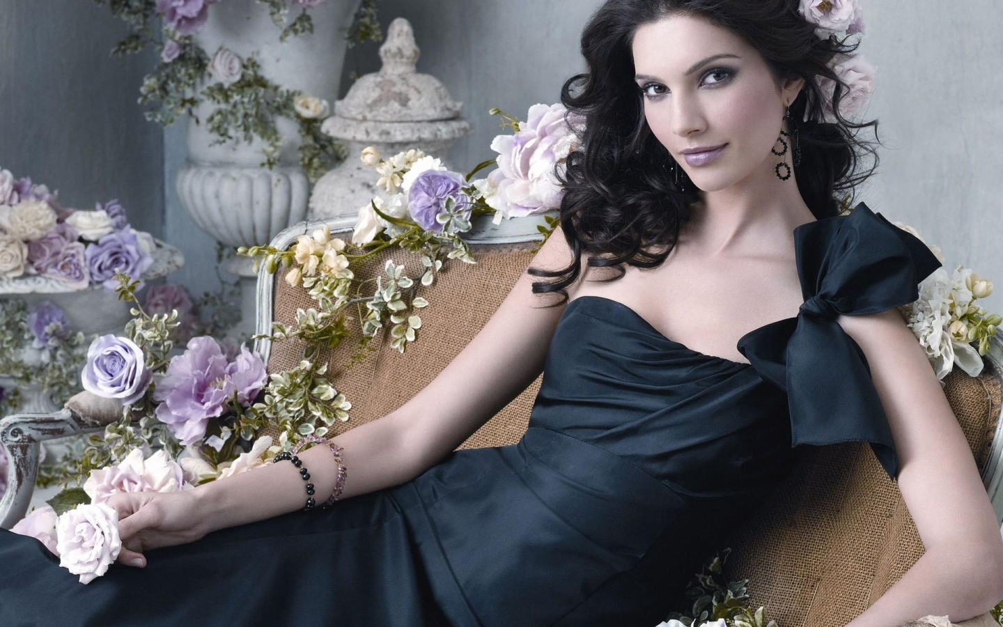 Девушка среди роз