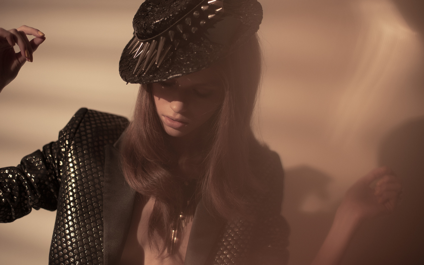 Девушка в чёрной шляпе