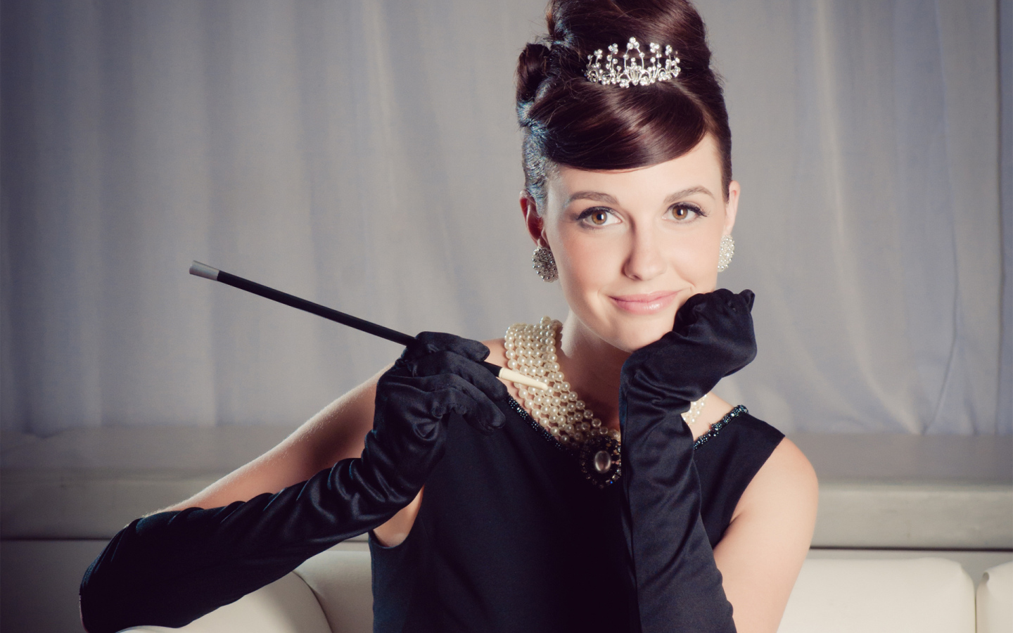 Девушка в чёрном наряде