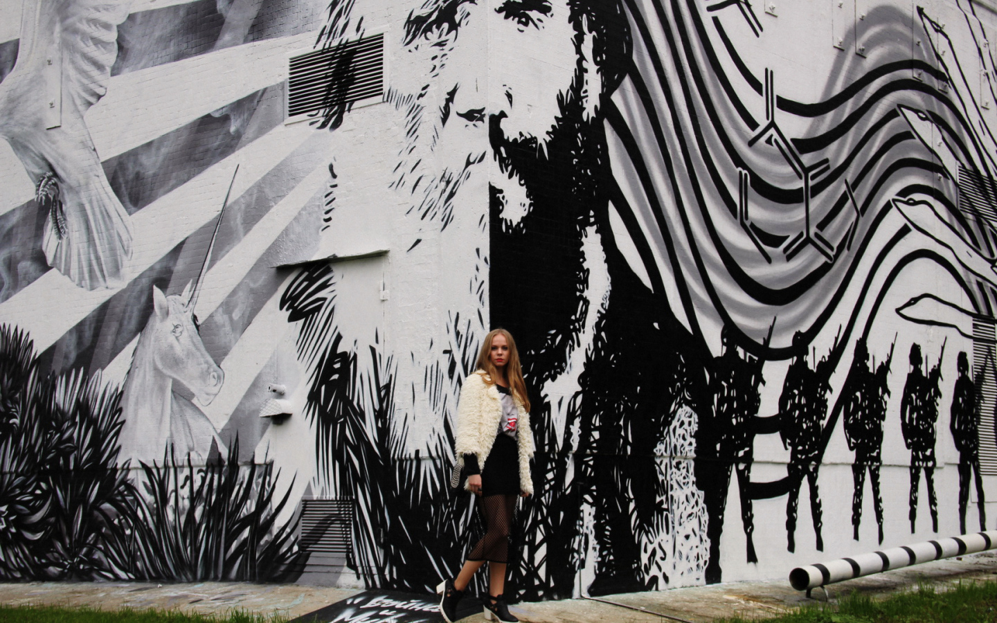 Девушка на фоне граффити