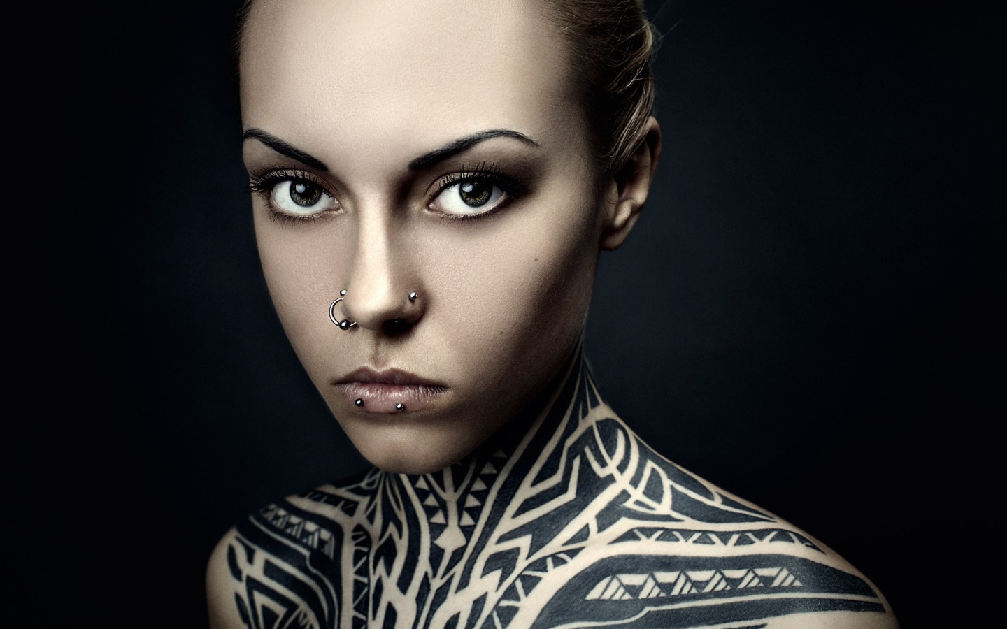 Девушка с пирсингом и татуировкой