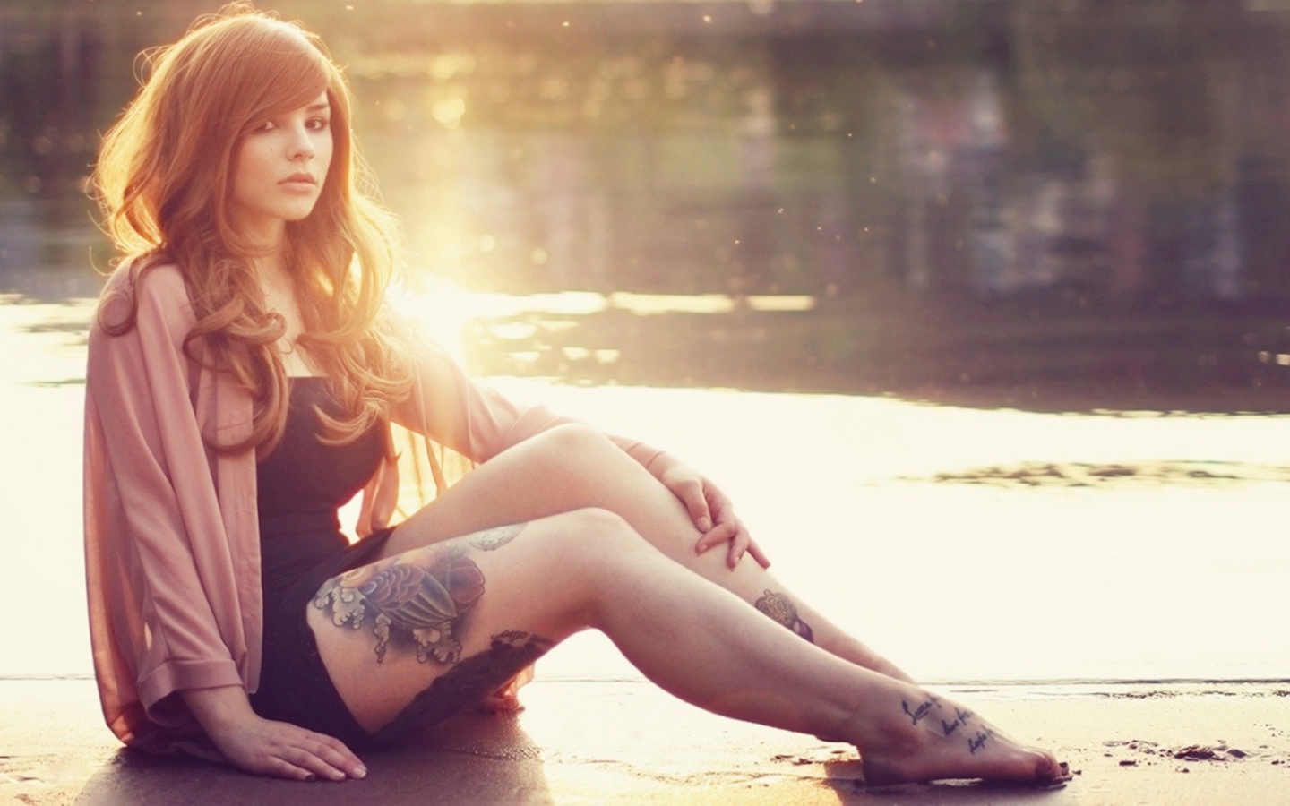 Девушка с татуировкой на ноге