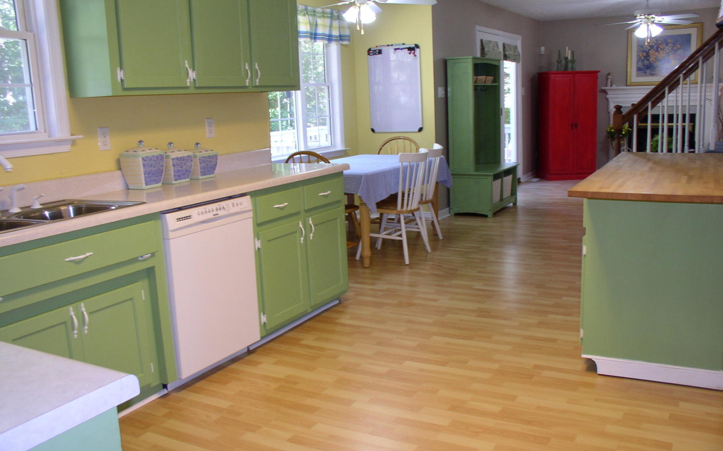 Зеленые тона в оформлении кухни
