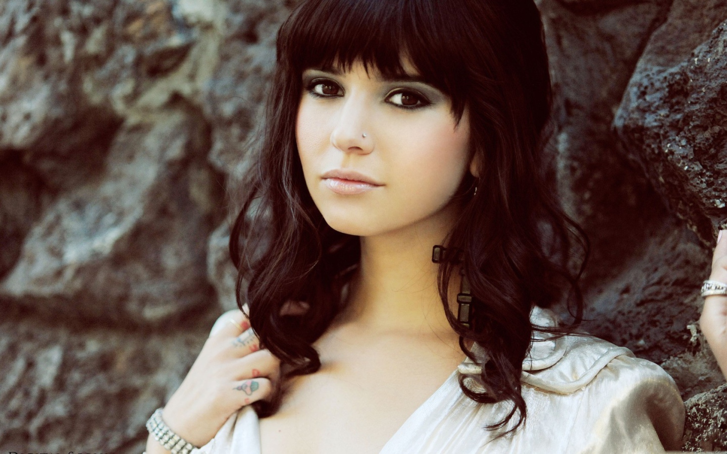 Ханна с тату на пальцах