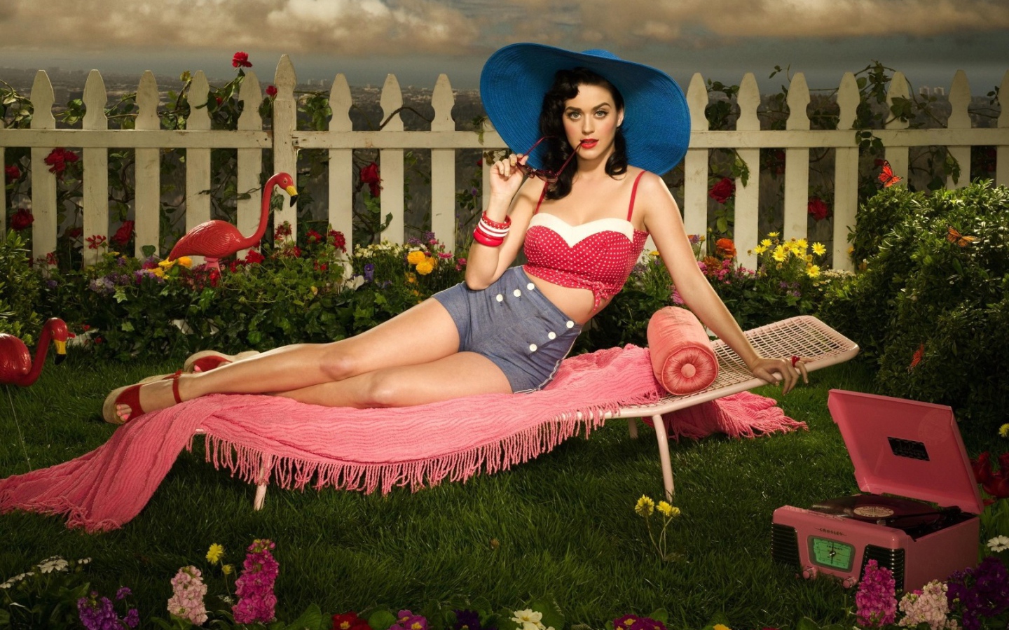 Кэти Перри в синей шляпе