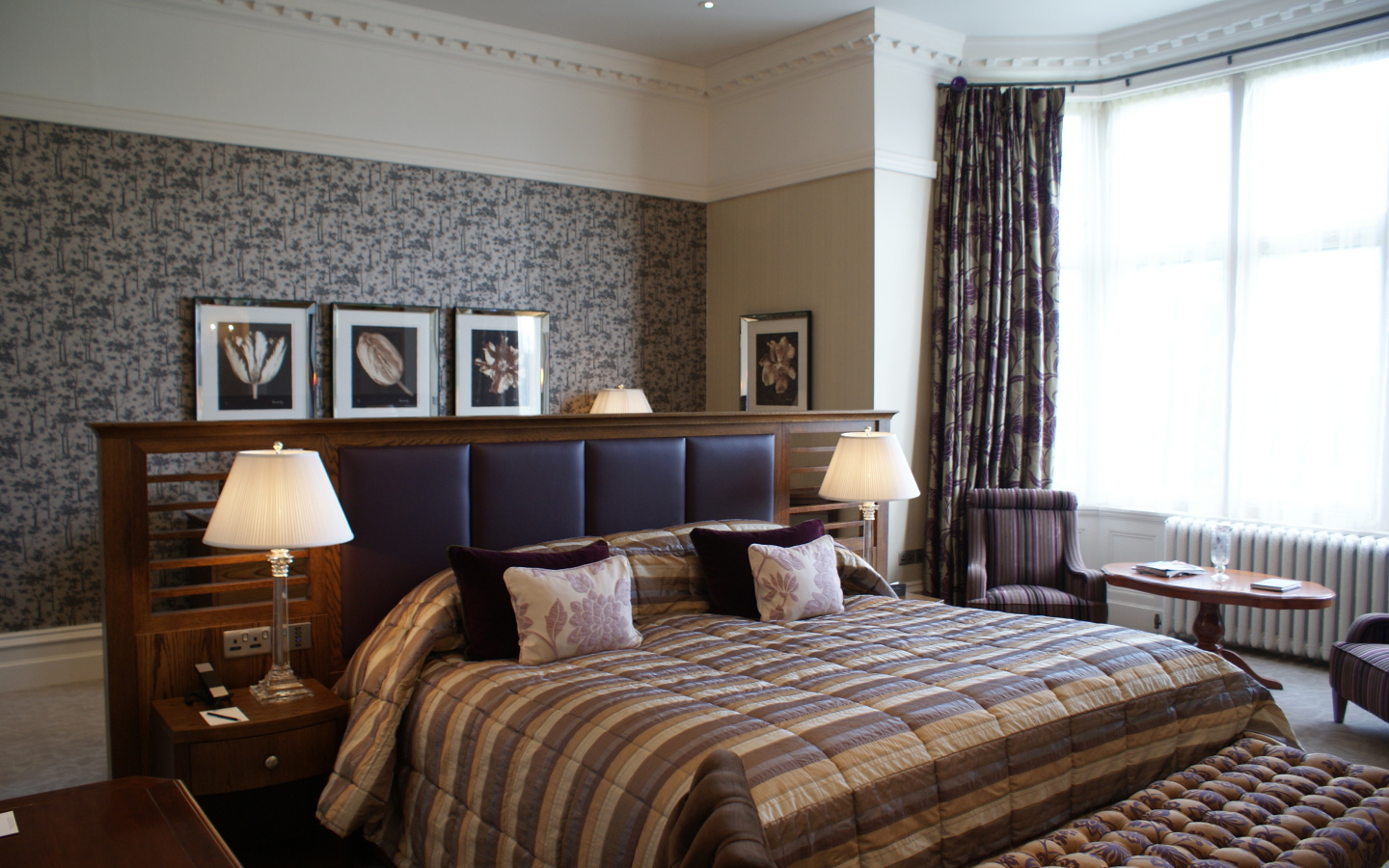 Большая кровать с кожаной спинкой