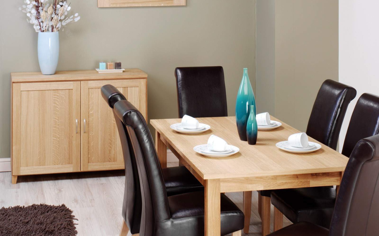 Кожаные стулья в столовой