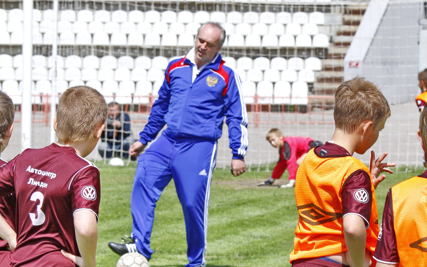 Легендарный вратарь Игорь Шалимов с юными футболистами