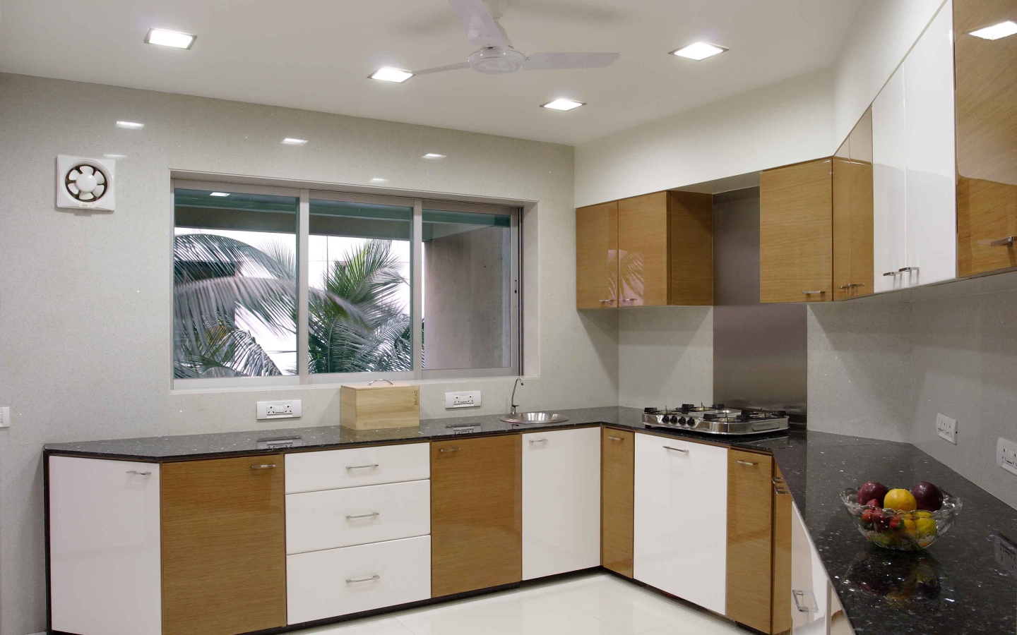 Светлая маленькая кухня