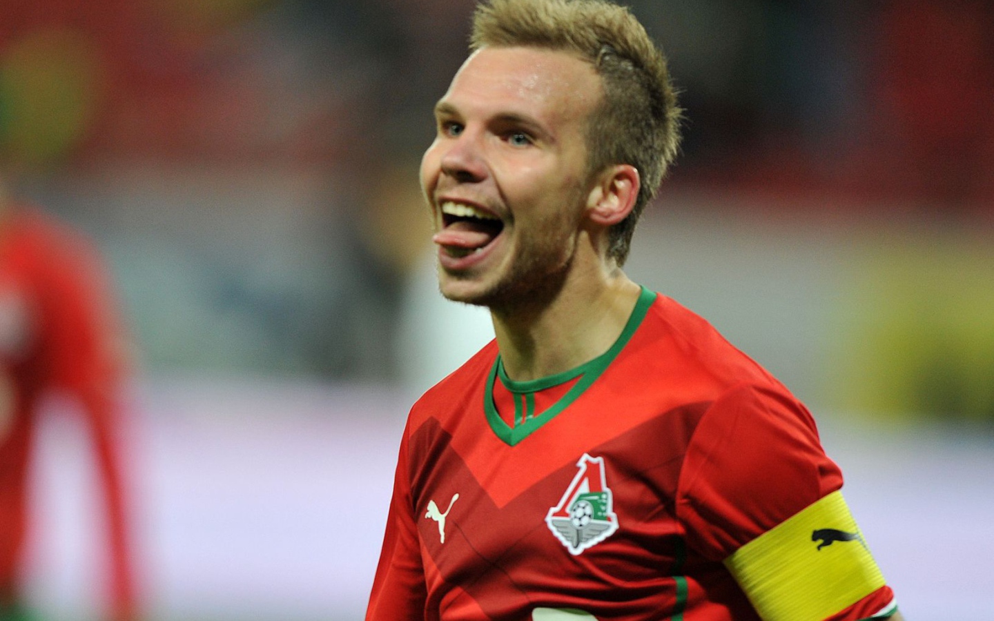 Защитник Локомотива Роман Шишкин на поле