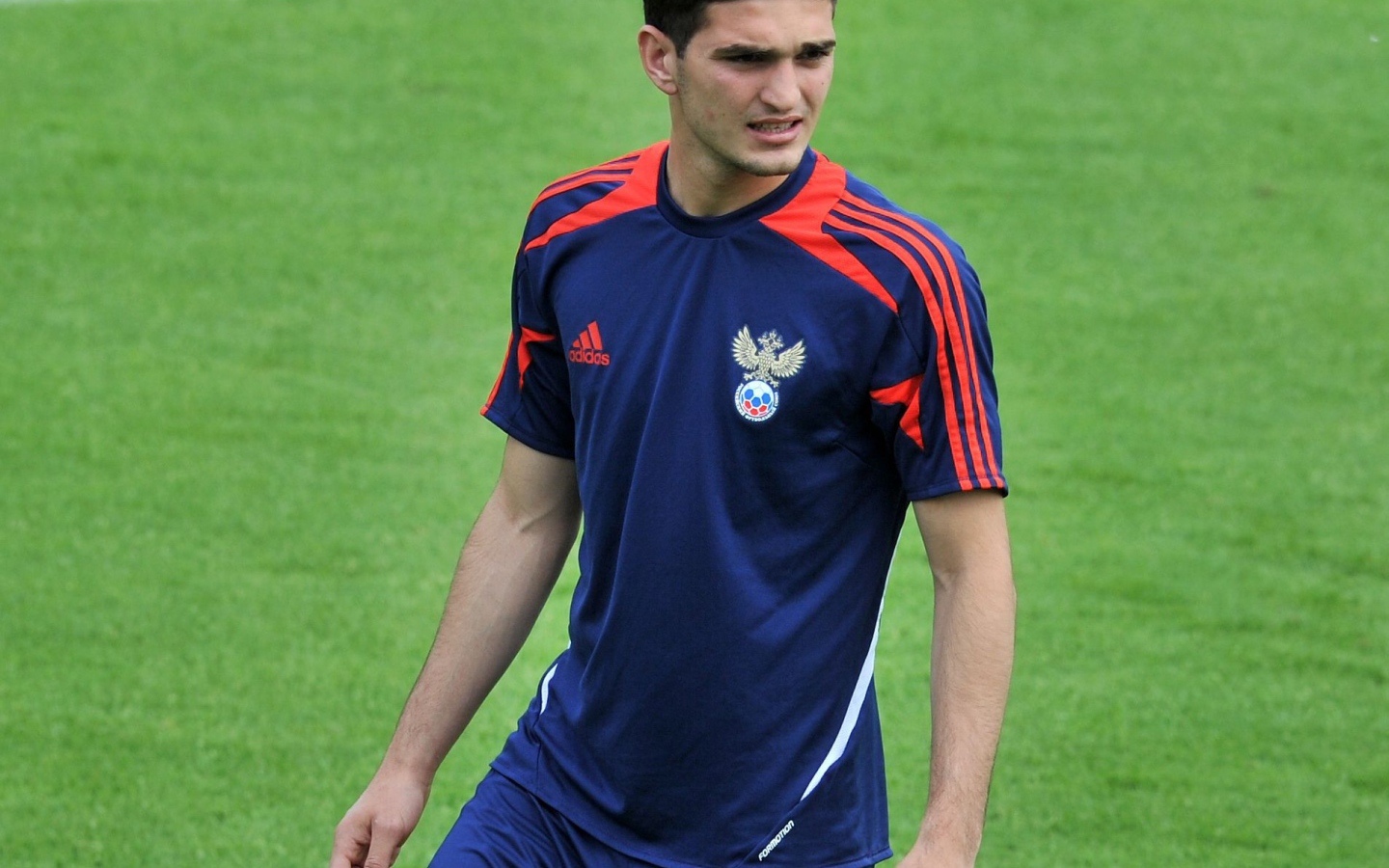 Магомед Оздоев полузащитник Локомотива в форме национальной сборной