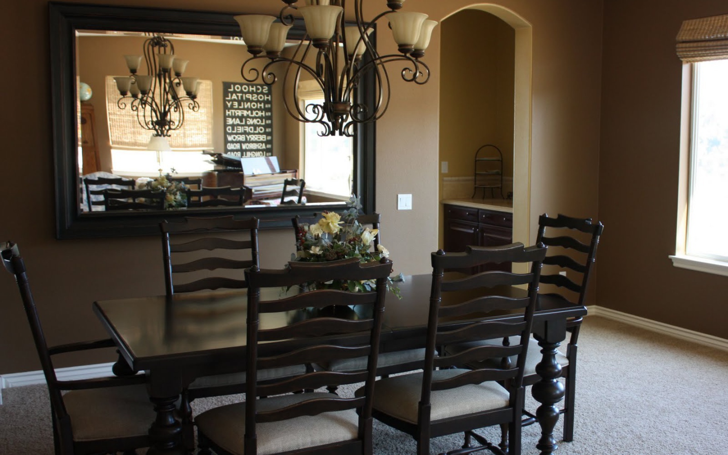 Зеркало на стене в столовой