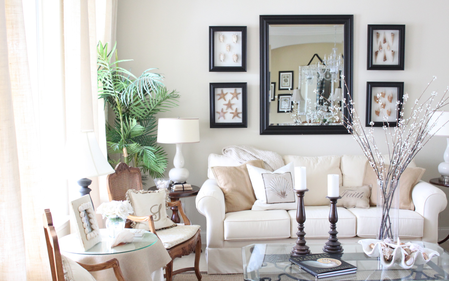 Зеркало на стене в гостиной