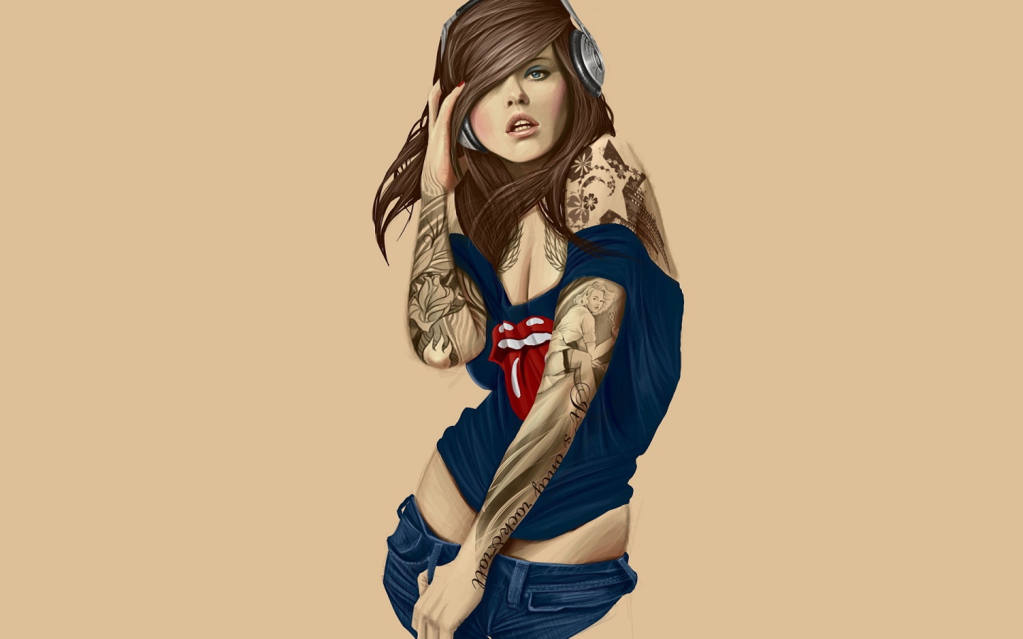 Современная девушка с татуировками на руках