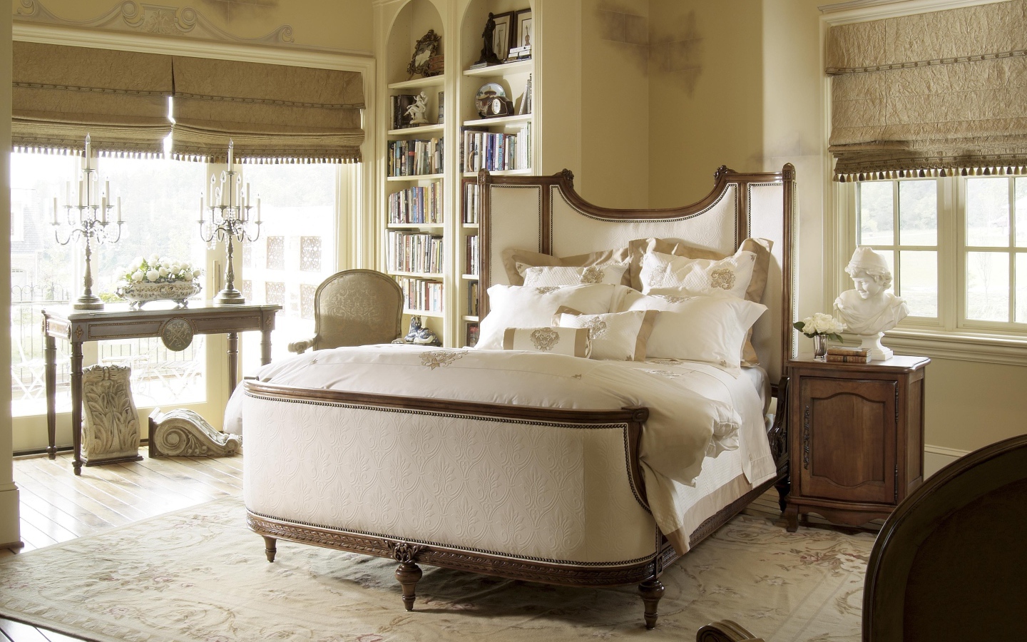 Аккуратная кровать в спальне