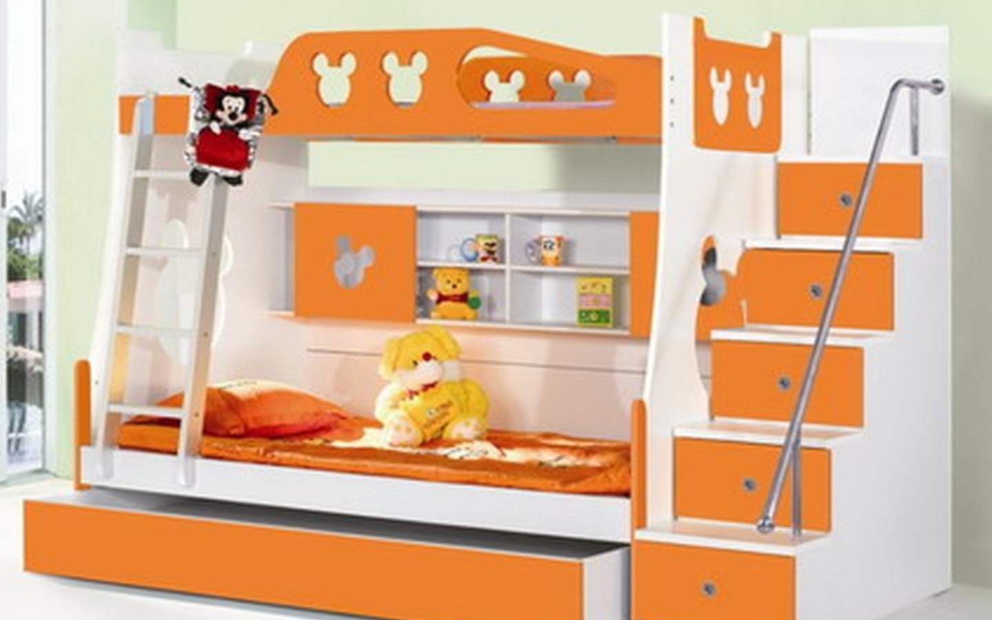 Оранжевая кровать в детской комнате