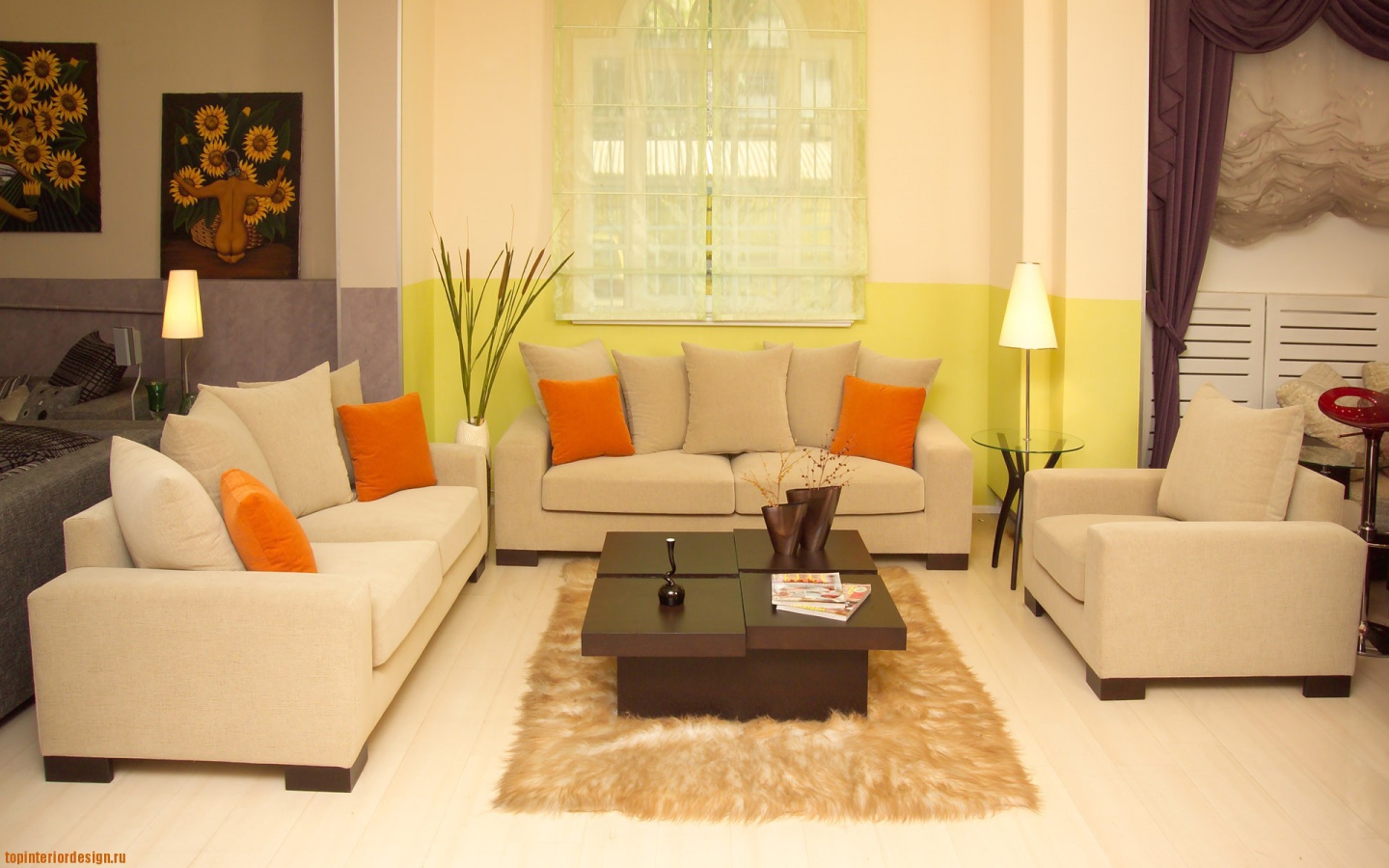 Оранжевые подушки в гостиной