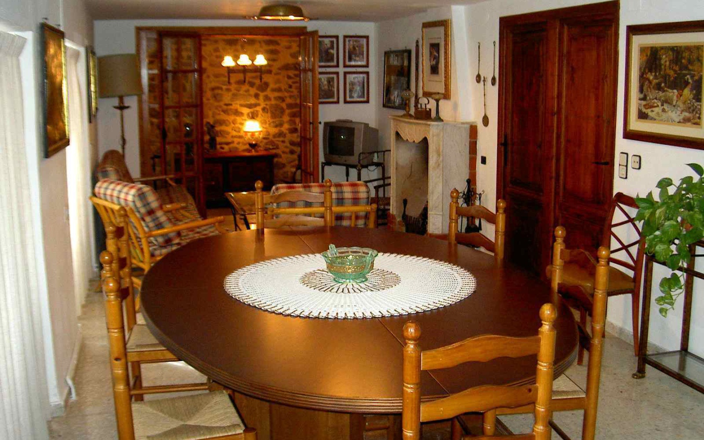 Овальный стол в столовой