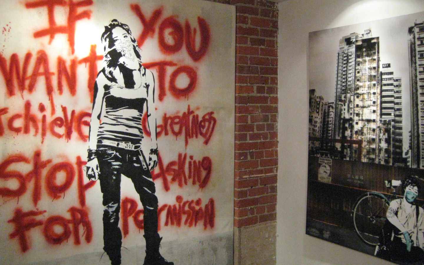 Нарисованная девушка в полный рост