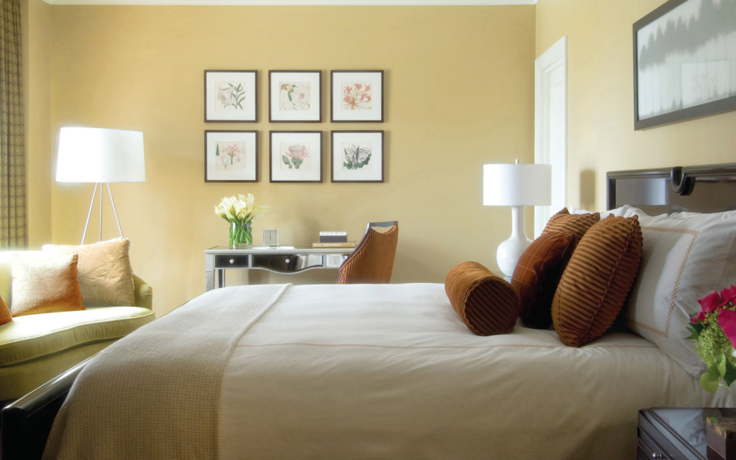 Картины на стене в спальне