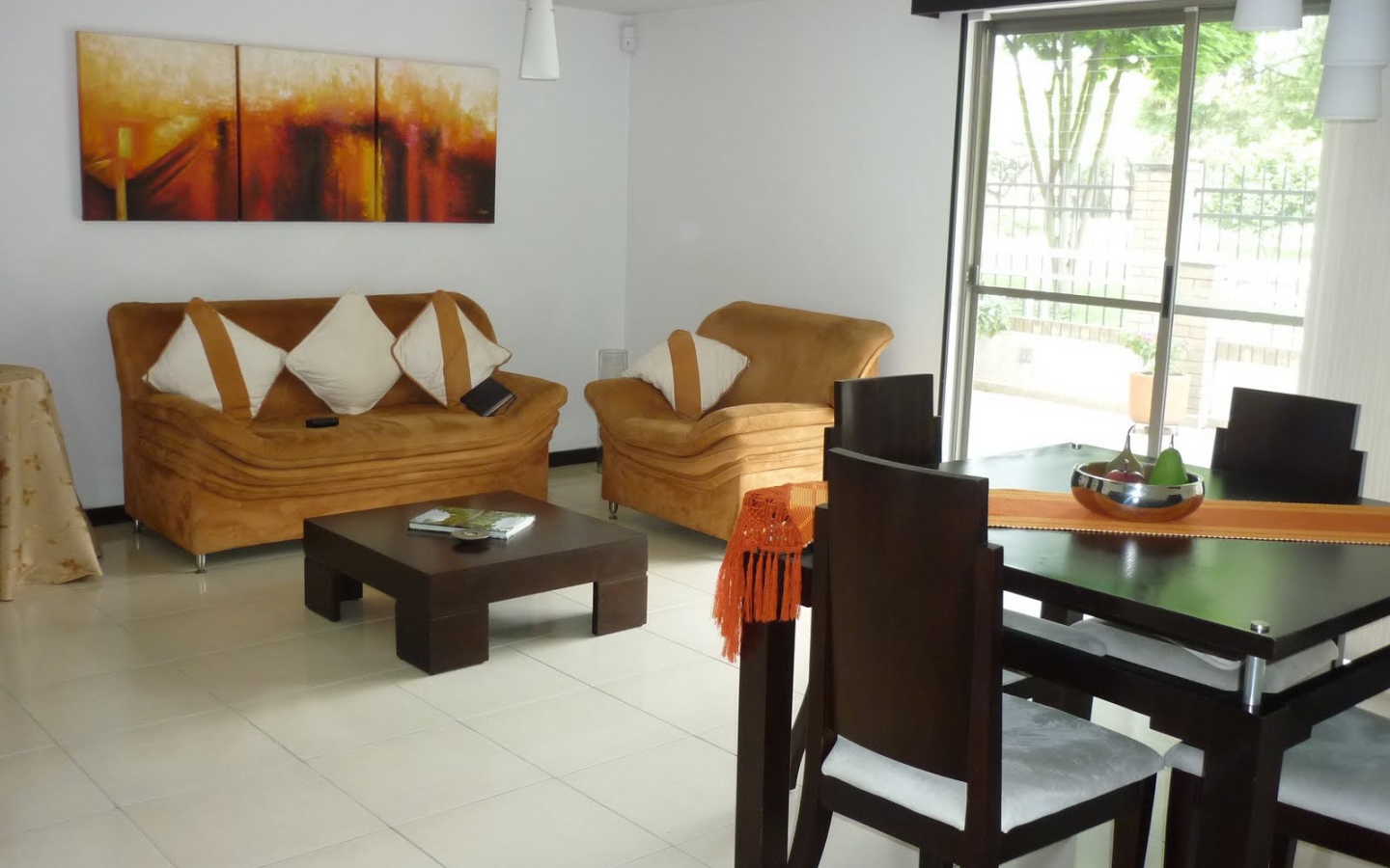 Картины на стене в столовой