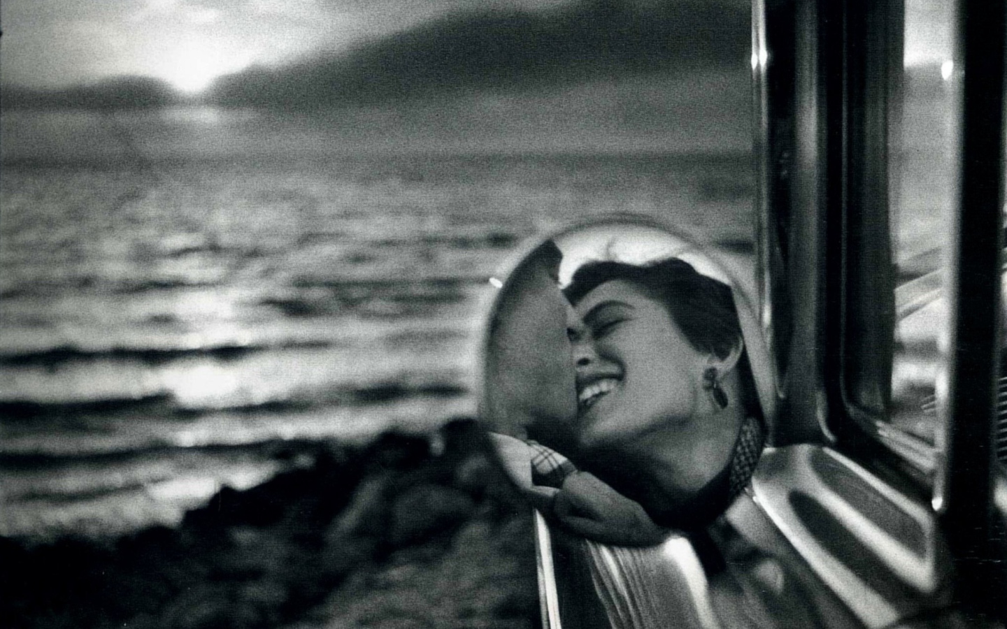 Фотография пара целуется в машине