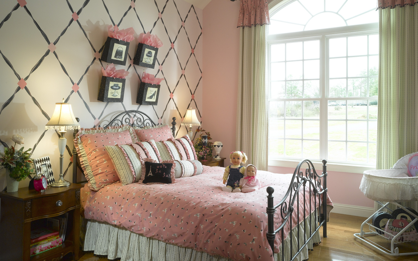 Розовые стены в спальне