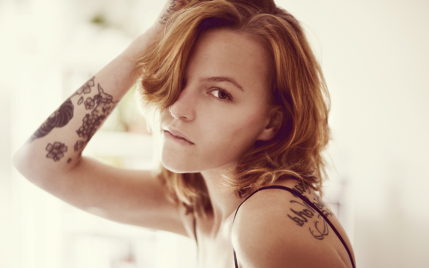 Портрет девушки с татуировкой