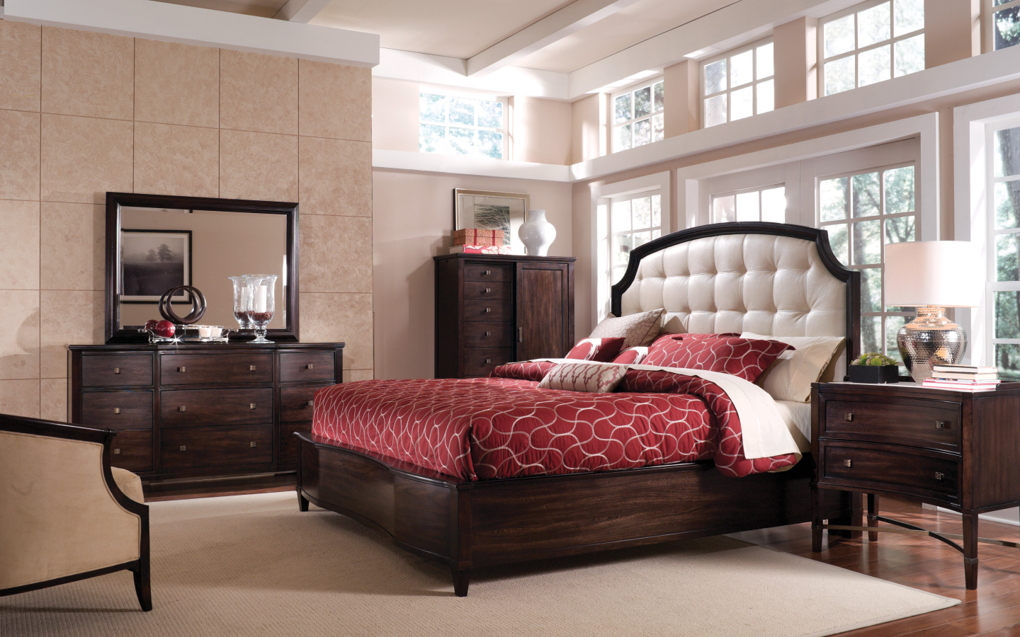 Красное покрывало на кровати в спальне