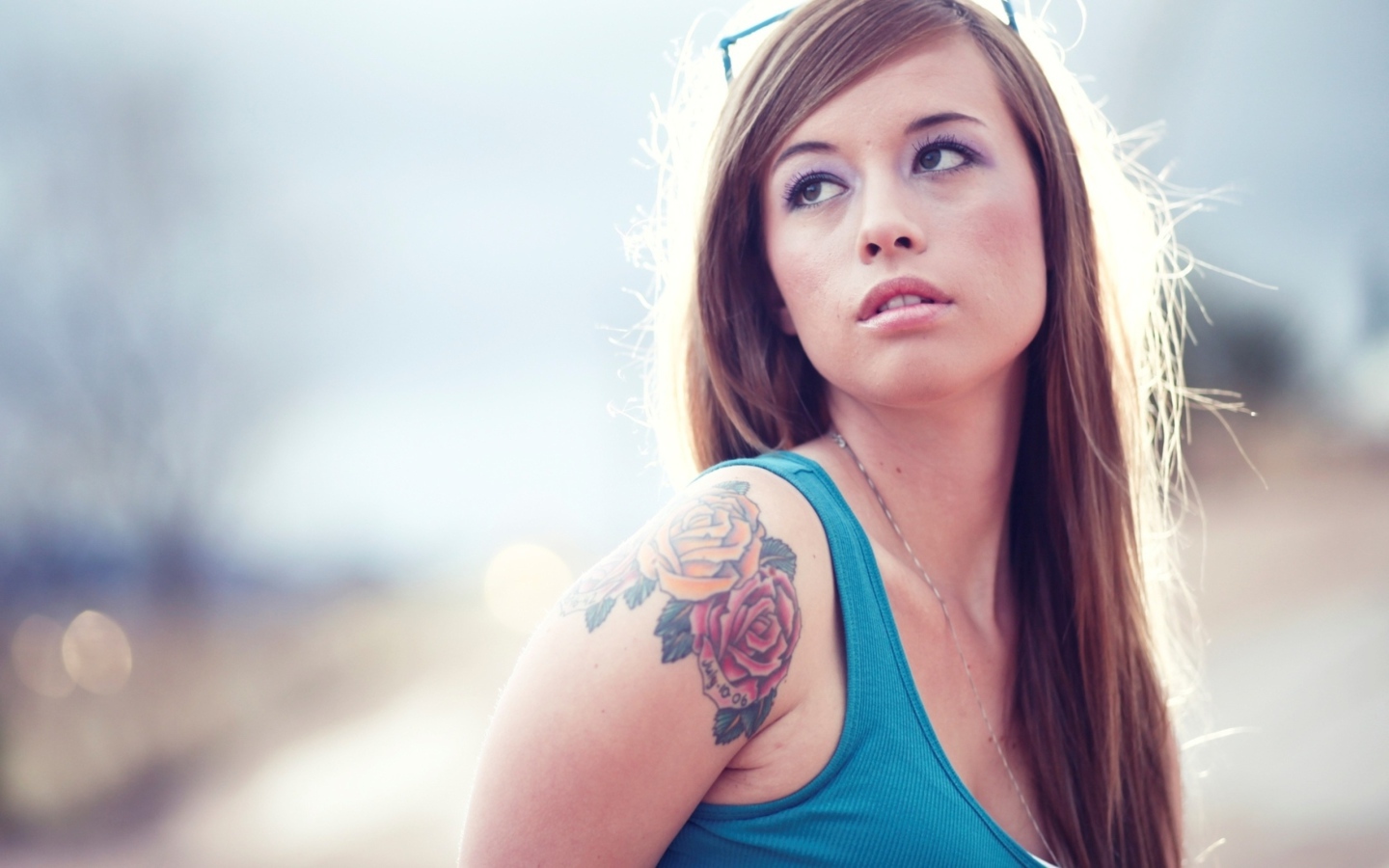 Татуировка розы на плече у девушки