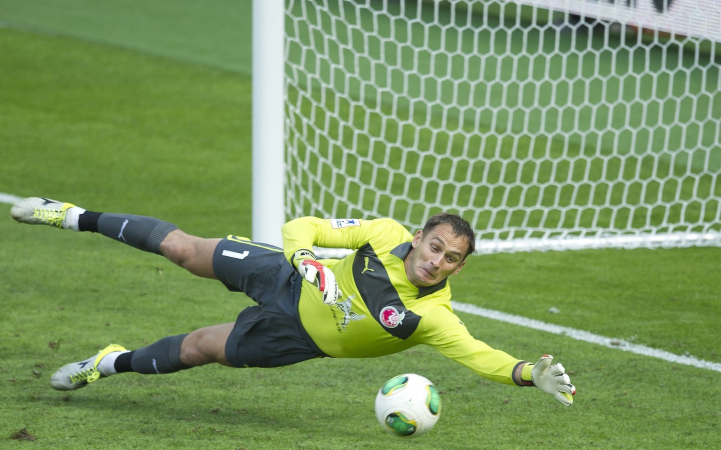 Сергей Рыжиков вратарь Рубина ловит мяч