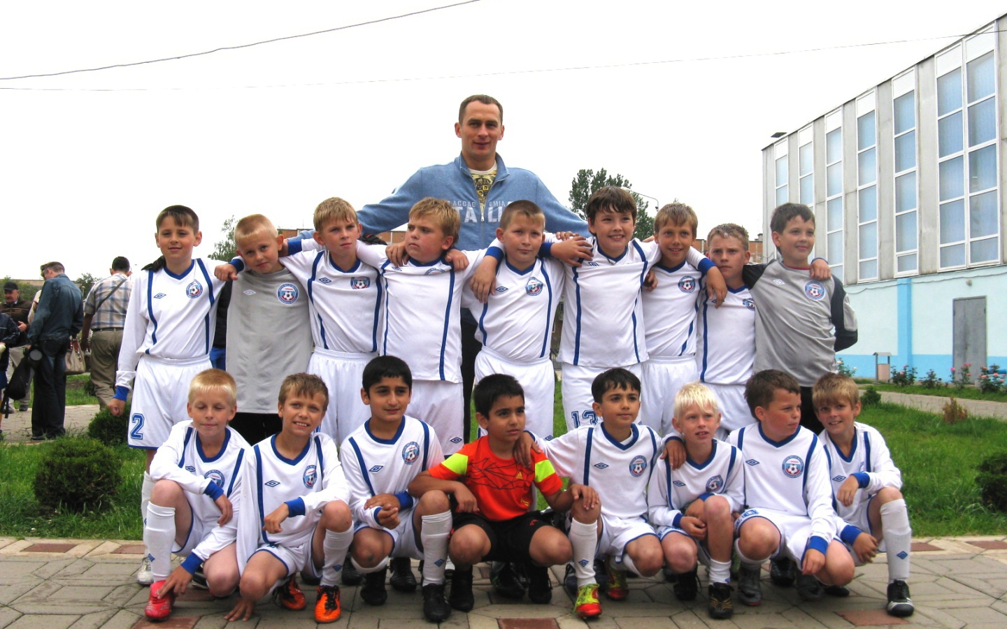 Сергей Рыжиков вратарь Рубина с юными болельщиками