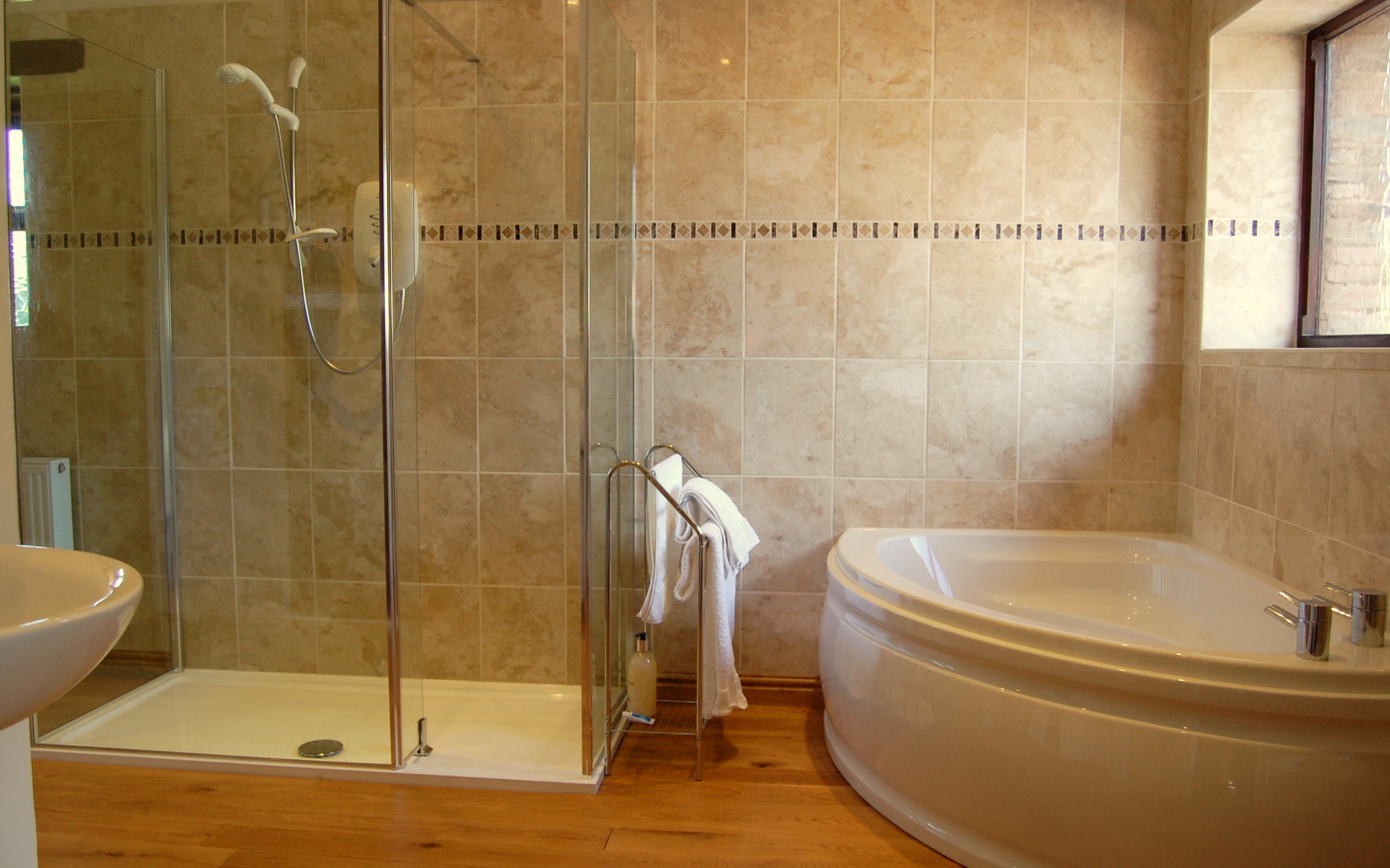 Душевая и джакузи в ванной