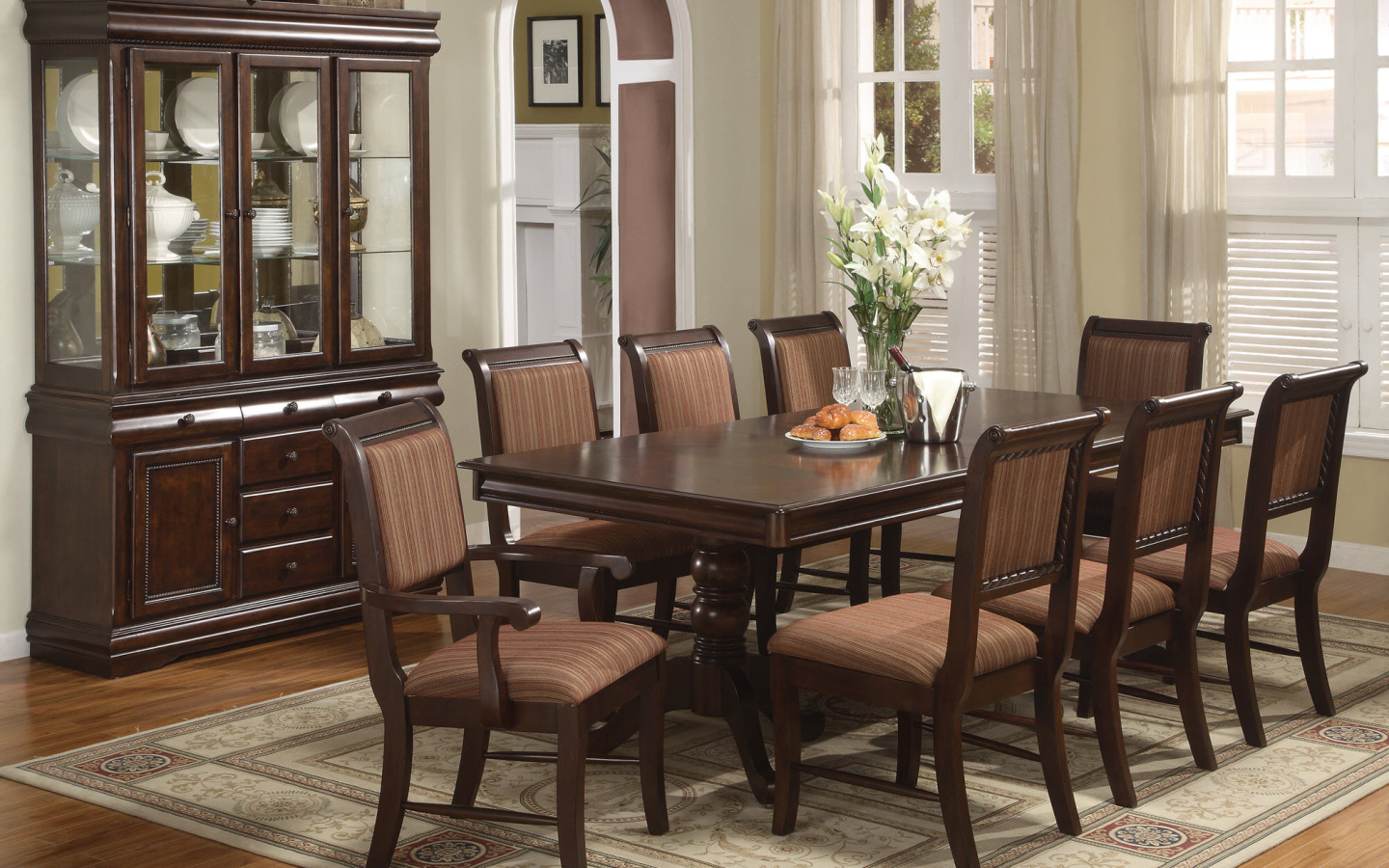 Сервант с посудой в столовой