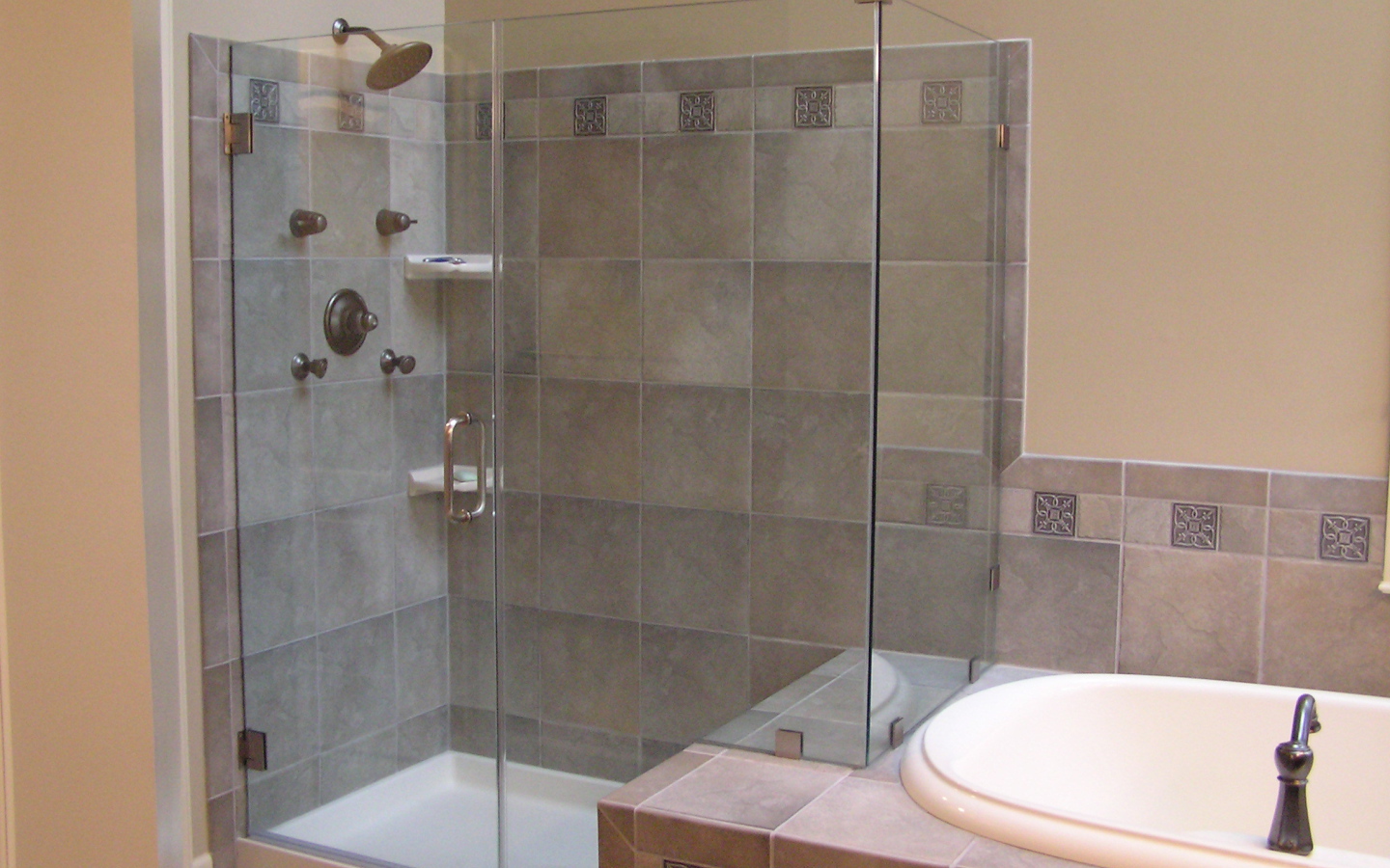 Раковина рядом с душевой кабиной