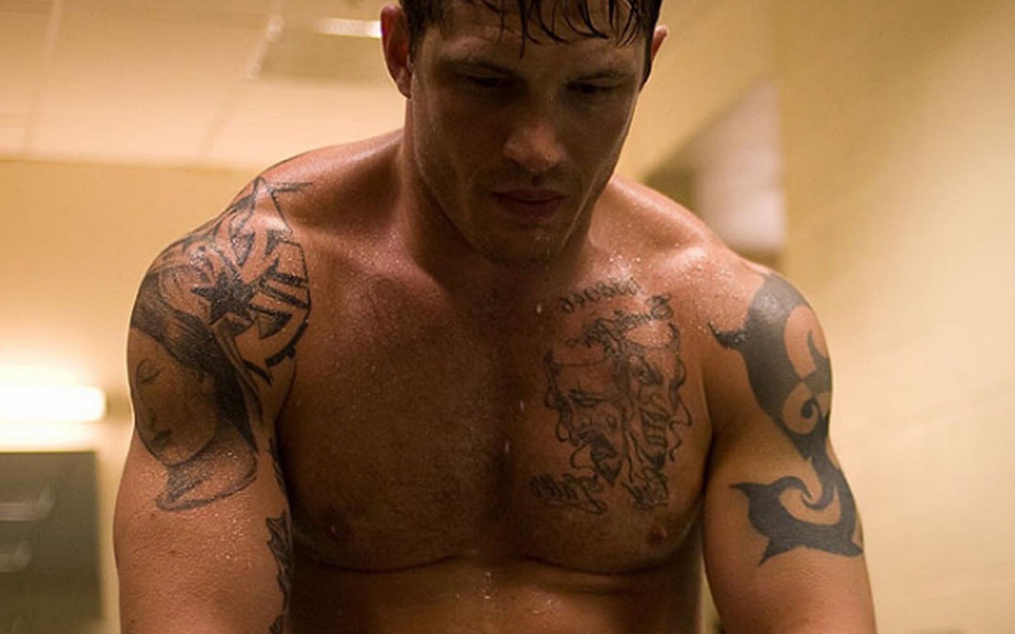 Боец с татуировками