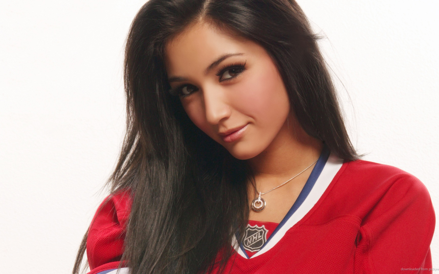 Спортивная девушка в красной футболке