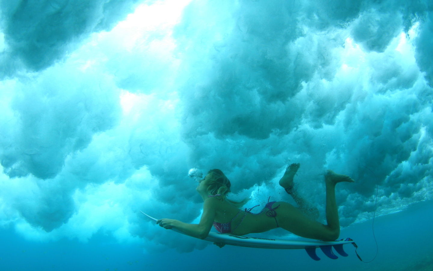 Спортивная девушка под водой