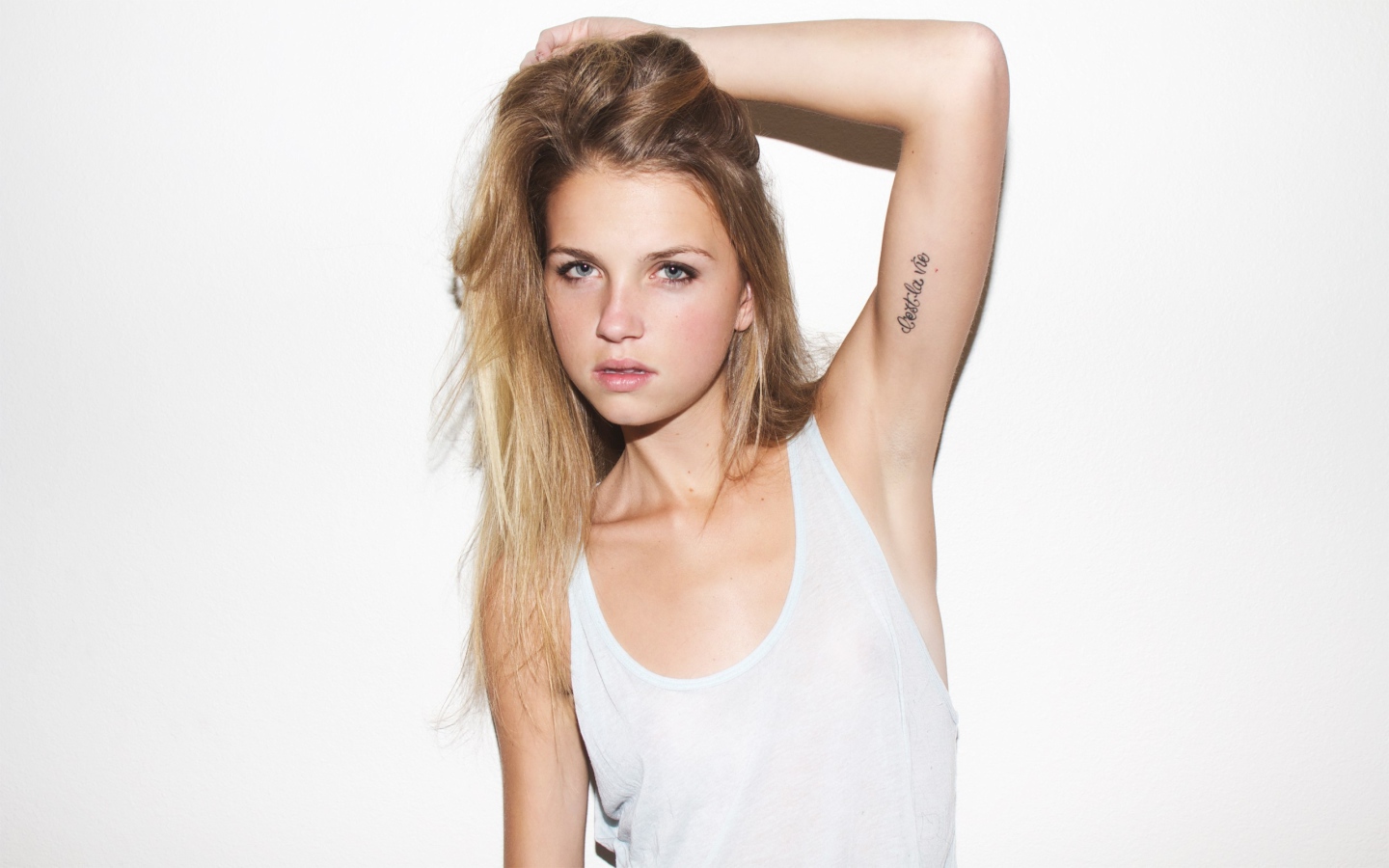 Татуировка у блондинки