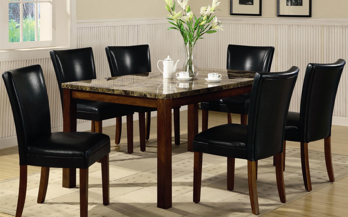 Чай на столе в столовой