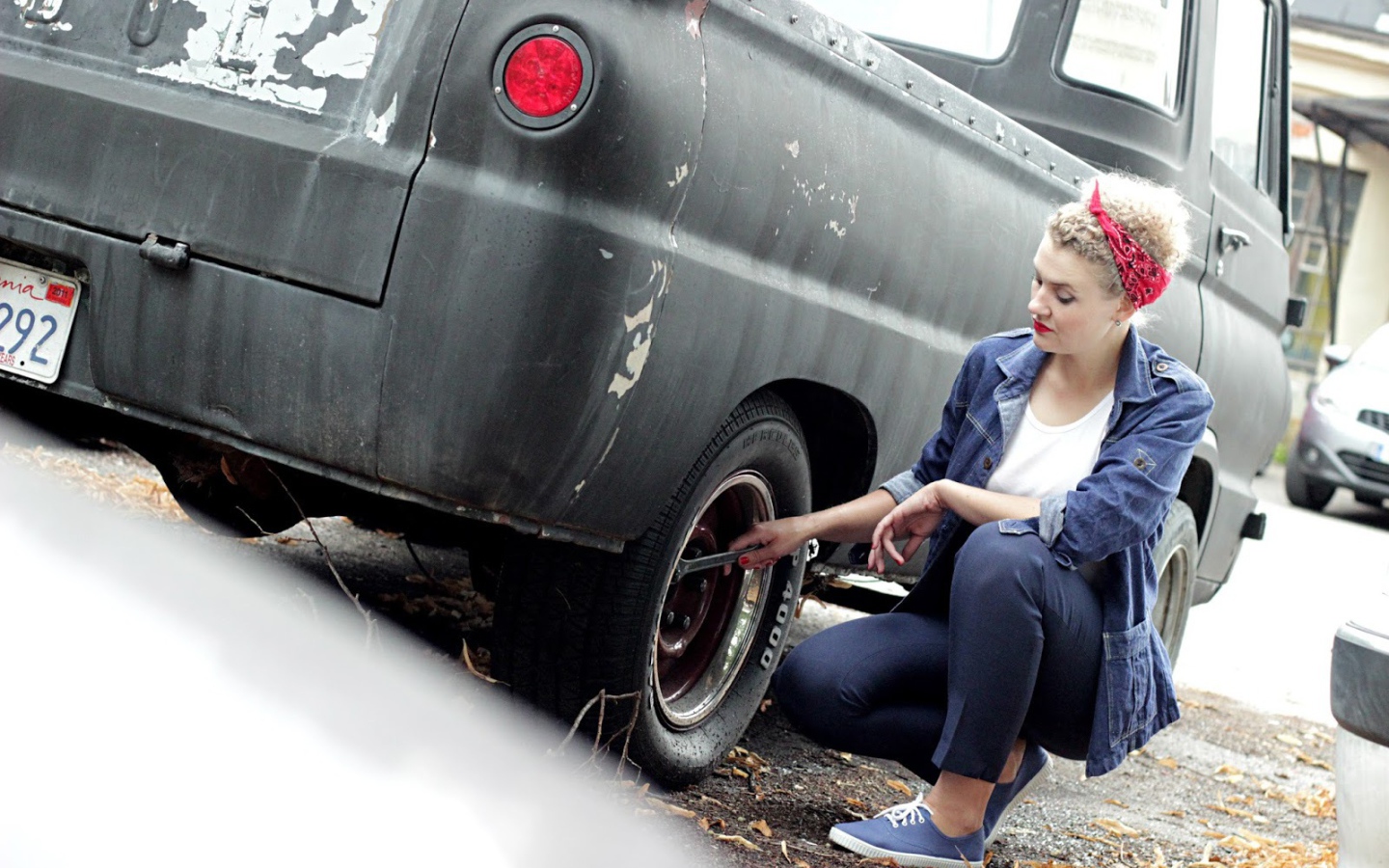 Девушка чинит автомобиль