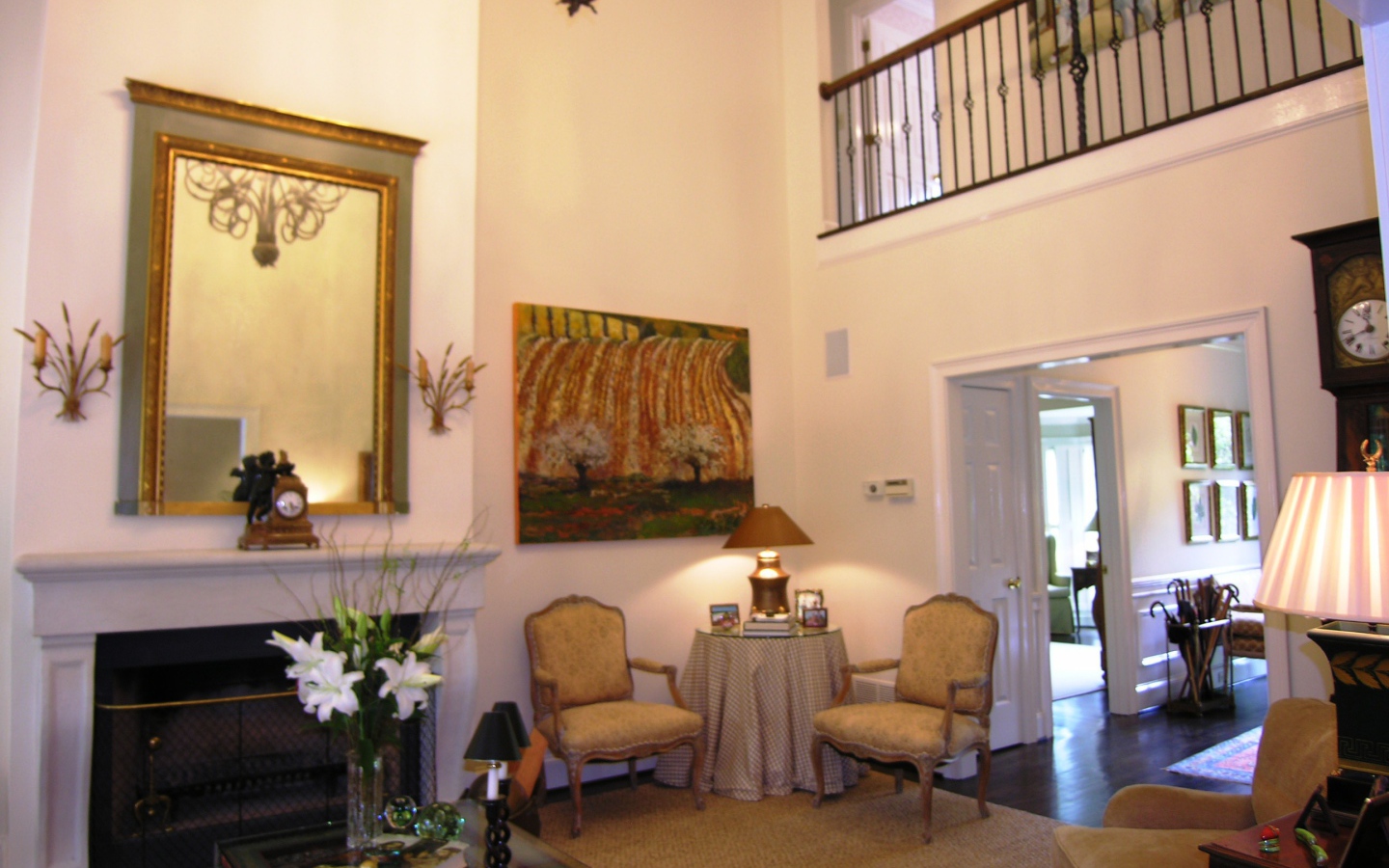 Зеркало над камином в гостиной