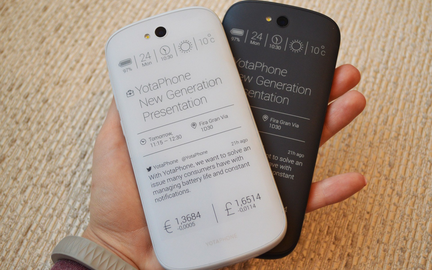 Два цветовых решения YotaPhone 2