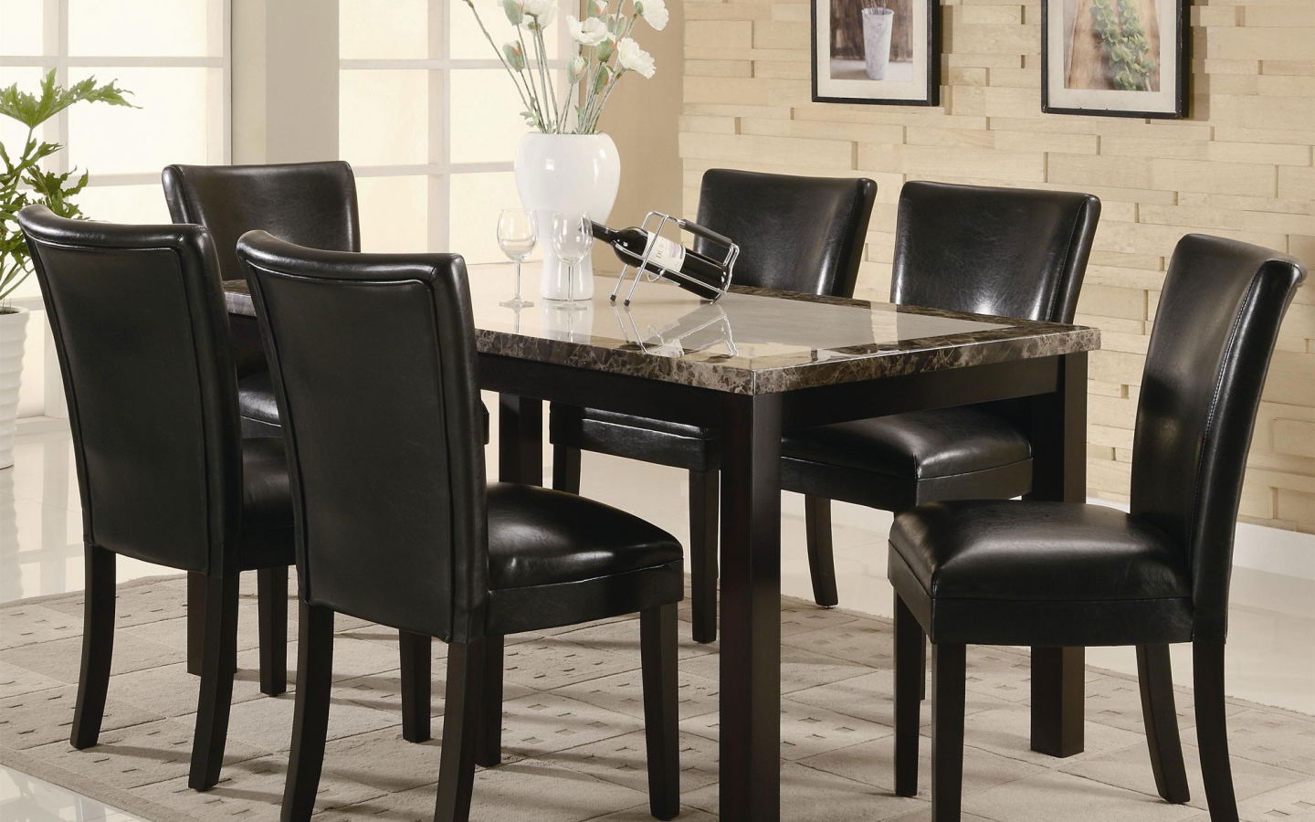 Вино на столе в столовой